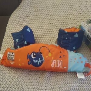 Kid Vest Bundle(×2), Stearns swim vest (×1), Speedo (×1)